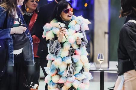 Skurriler Look: Sängerin Björk zieht wieder die Blicke auf sich