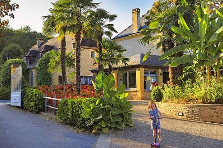 Eingangsbereich von Le Paradis, Kleines Kind, Palmen, Bananenstauden