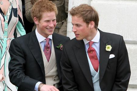 Immerhin waren Charles' Söhne und eine Menge Royal-Fans vor Ort. Zu dem Zeitpunkt verstanden sich Harry und William noch blendend. Doch blicken wir kurz zurück — mit der Hochzeit fand eine Liebesgesch ...