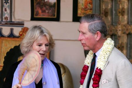 Als Charles und Camilla einander 1970 vorgestellt wurden, war der Prinz gleich Feuer und Flamme. Vor allem gefiel ihm ihre natürlich Art und die Tatsache, dass sie sich von seinem königlichen Status n ...