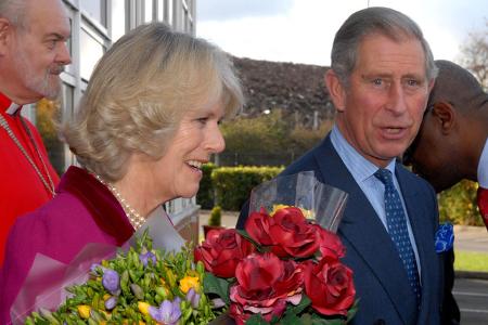Zwei Jahre später heiratete Camilla Andrew Parker Bowles, der einst mit Charles' Schwester Anne zusammen gewesen war. Damit schien endgültig Gras über die Sache gewachsen. Doch 1978 oder 1979 begann C ...