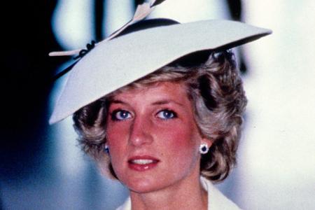 1980 begann kam Charles mit Lady Diana Spencer zusammen, doch er und Camilla waren noch immer gut befreundet. Ein Jahr später folgte die 