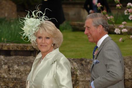 Doch zurück zu Charles und Camilla. Nachdem die Scheidung von Diana 1996 schließlich durch war, war der Weg frei für das Paar. Ein Jahr nach Dianas tragischen Unfalltod, im Juni 1998, stellte Charles ...