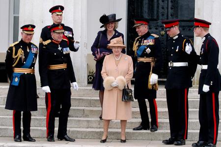 Charles und Camilla zogen zusammen, verlobten sich im Februar 2005 und heirateten nur zwei Monate später.