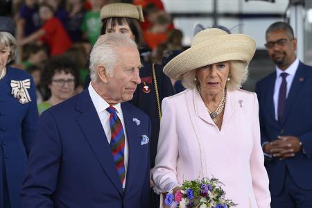 An ihrem Hochzeitstag hatten Camilla und Charles übrigens nicht viel Zeit zum Feiern: Sie befinden sich zurzeit auf einer offiziellen Italien-Reise.