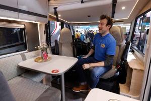 Dethleffs Globebus I6 Active (2025), Sitzgruppe, Mann