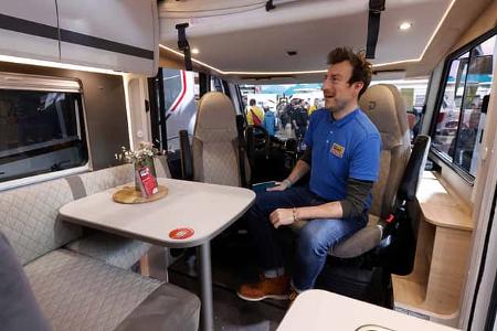 Dethleffs Globebus I6 Active (2025), Sitzgruppe, Mann