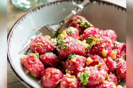 Mehr als nur Gestrüpp: Drei Rezepte mit Blättern und Blüten