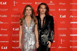 Elizabeth Hurley: Glamour-Auftritt mit Sohn Damian in Deutschland