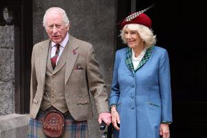 Charles und Camilla strahlen bei Gottesdienst zu ihrem Hochzeitstag