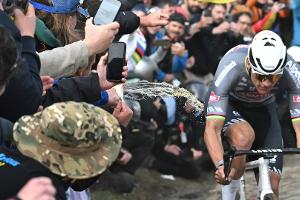 Van der Poel nach Flaschenwurf: "Inakzeptabel"