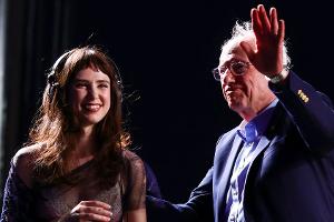 Beim Coachella: Linken-Ikone Bernie Sanders mit Clairo auf der Bühne