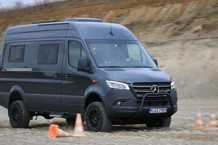 Offroad-Fahrtraining: Campingbus fährt Slalom