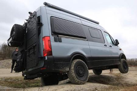 Offroad-Fahrtraining: Campingbus von hinten auf der Verschränkungsstrecke