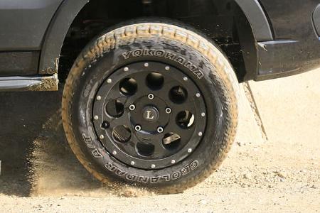 Offroad-Fahrtraining: Reifen drehen durch und wirbeln Staub auf