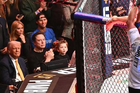 Trump und Musk mit vierjährigem Sohn X bei UFC-Käfigshow