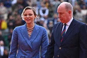 Fürstin Charlène und Fürst Albert II. strahlen auf dem Tennisplatz