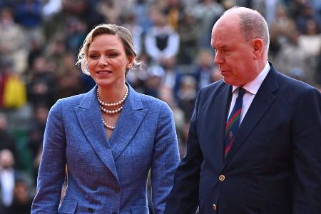 Fürstin Charlène und Fürst Albert II. strahlen auf dem Tennisplatz