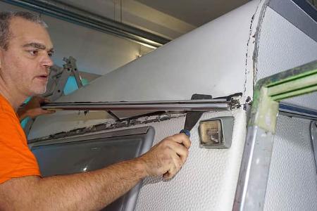 Mann, Spachtel, Leisten, Weichen, Schaden freilegen