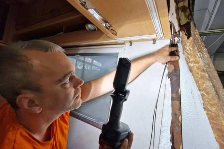 Mann, Lampe, StŸtzkonstruktion, Schaden