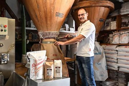 Genussmühle mit Müller und Mehlsäcken