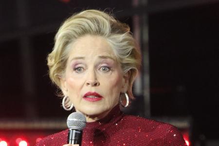 Sharon Stone spricht nicht oft über ihre Diabetes Typ 1-Erkrankung, unterstützt aber mehrere wohltätige Organisationen, die sich um Patient*innen kümmern und neue Behandlungsmethoden erforschen.