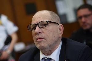 Teilerfolg für Harvey Weinstein: Er darf vorerst in der Klinik bleiben