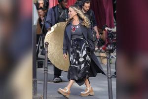 Sarah Jessica Parker tauscht Pumps gegen bequeme Clogs