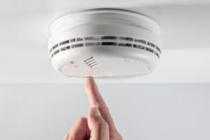 Rauchmelder-Fehlalarm? So schaltet man das Gerät wieder aus