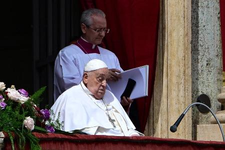 Nach schwerer Krankheit: Papst Franziskus spricht Segen 