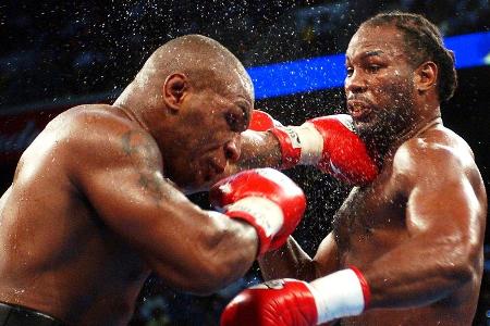Platz 10: Lennox Lewis vs. Mike Tyson, 2002, Memphis - Mehr Spektakel geht nicht. Erst die Massenschlägerei vor dem Kampf. Tyson beißt Lewis in den Oberschenkel. Dann das Feuerwerk im Ring. Anfangs ein Schlagabtausch auf Augenhöhe, dann geht Tyson die Puste aus. Lewis kennt keine Gnade und macht in Runde 8 kurzen Prozess.