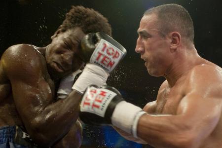 Platz 9: Arthur Abraham vs. Edison Miranda, 2006, Wetzlar - 'Die Blut-Schlacht von Wetzlar': König Arthur kämpft trotz gebrochenen Kiefers weiter. Unmengen von Blut sprudeln aus seinem Mund. Coach Ulli Wegner übernimmt die Verantwortung, doch er hat sicher bis heute Albträume, wenn er an diese Extremsituation denkt.