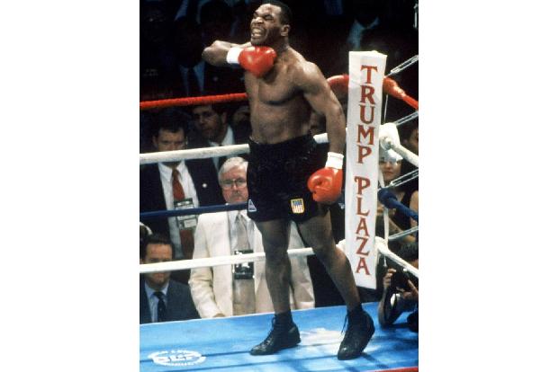 Platz 8: Mike Tyson vs. Trevor Berbick, 1986, Las Vegas - Mit diesem Fight ging der Stern von 'Iron Mike' auf. Volle Pulle, volle Power. Es war wie ein Überfall. Für den armen Berbick ging das alles zu schnell. Legendär, wie er nach den Volltreffern in der 2. Runde versucht weiterzumachen. Aber er taumelt nur noch. Mit 20 Jahren und 144 Tagen ist Mike Tyson der jüngste Schwergewichts-Weltmeister aller Zeiten.