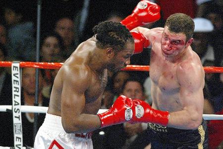 Platz 7: Lennox Lewis vs. Vitali Kitschko, 2003, Los Angeles - Was für ein Duell, was für eine Schlacht. Jede Sekunde Hochspannung. Der K.o. immer möglich. Klitschko bärenstark, Lewis beeindruckt. Dann dieser mörderische Aufwärtshaken von Lewis, Klitschko zuckt nur kurz. Dr. Eisenfaust mit Eisen-Kinn. In Runde 6 wird das Spektakel abgebrochen. Klitschko ist blutüberströmt. Bis dahin ist Klitschko auf allen Punktzetteln vorn.