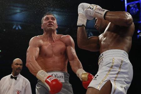 Platz 6: Wladimir Klitschko vs. Anthony Joshua, 2017, Wembley - Ein Fight der Superlative. 100.000 Fans in London singen 'Sweet Caroline'. Dann geht die Post im Ring ab. Schlagabtausch, beide wackeln, Wembley kocht. Klitschko verliert durch K.o. - es ist sein letzter Kampf.