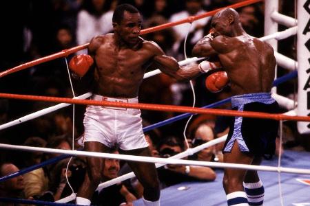 Platz 5: Marvin Hagler vs. Sugar Ray Leonard, 1987, Las Vegas - Auch Kampfmaschine Hagler war haushoher Favorit, immerhin war er zehn Jahre lang ungeschlagen. Er marschiert nach vorn, jagt Leonard. Der ist beweglicher, kontert geschickt. Die atemberaubendste Schlacht im Mittelgewicht. Dieses Tempo. Leonard siegt nach Punkten. Umstritten.