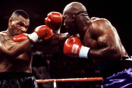 Platz 4: Evander Holyfield vs. Mike Tyson, 1996, Las Vegas - Holyfield ist als Verlierer eingekauft – und macht den Kampf seines Lebens. Er zähmt das Biest Tyson und schlägt ihn in Runde 11 k.o. Was für ein Spektakel, was für ein unfassbarer Fighter, dieser bibelfeste Holyfield. Dass dieses Box-Wunder möglich wurde, ist bis heute unglaublich. Genauso wie der irre Ohrenbiss von Tyson ein paar Monate später beim zweiten Duell.