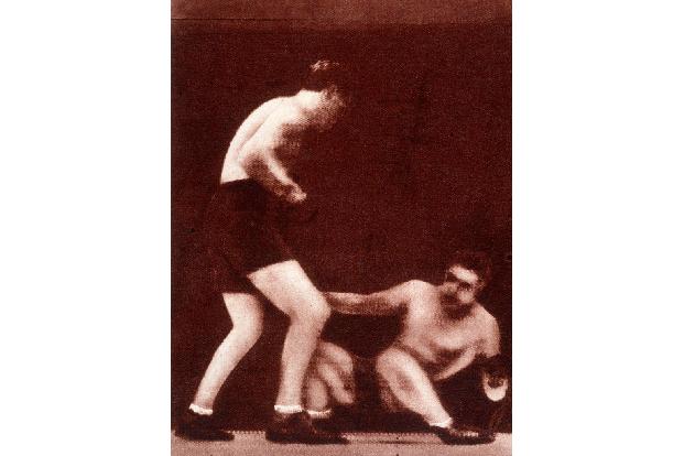 Platz 3: Joe Louis vs. Max Schmeling, 1936, New York - Der 'Braune Bomber' galt vor jenem 19. Juni 1936 als unschlagbar. Aber der 'Schwarze Ulan vom Rhein' hatte da was gesehen. Nach dem Schlag ließ Louis seine Linke immer hängen. Showtime Runde 12: Mit seiner gefürchteten Rechten streckte Max Schmeling den jungen Amerikaner brachial zu Boden. Sensationell, eine Weltsensation! Einer der größten Außenseiter-Siege der Geschichte.