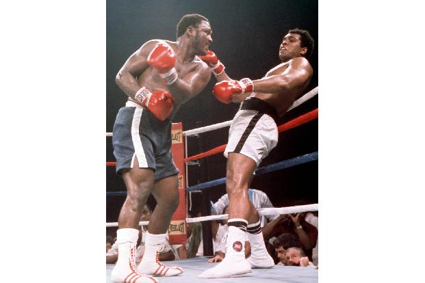 Platz 2: Muhammad Ali vs. Joe Frazier, 1975, Manila - Der 'Thrilla in Manila': Boxen brutal. Faszination und Schrecken zugleich. 14 Runden lang schlagen die beiden wie wild aufeinander ein. Dann gibt Fraziers Ecke auf, sie fürchtet um das Leben ihres Schützlings. Ali wird zum Sieger erklärt – und bricht nach der Schlacht ebenfalls zusammen.