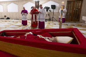 Papst Franziskus: Die ersten Bilder seines Leichnams