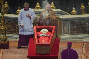 Leichnam von Papst Franziskus im Petersdom angekommen