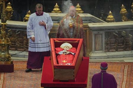 Leichnam von Papst Franziskus im Petersdom angekommen