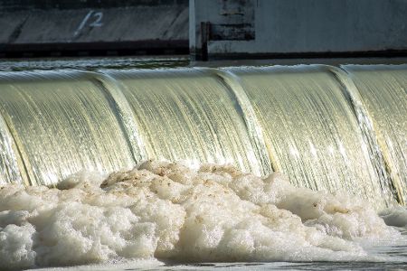 Großes Flusswehr mit schaumigem Wasser
