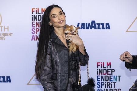 Es ist offiziell: Demi Moore ist laut 'People' aktuell der schönste Mensch der Welt. In seiner neuesten Ausgabe hat das Magazin die 62-Jährige zur Schönheitskönigin ernannt. Die Schauspielerin, die be ...