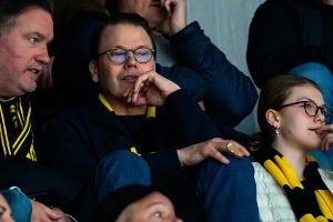 Royale Eishockeyfans: Prinzessin Estelle mit Papa und Onkel im Stadion