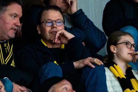 Royale Eishockeyfans: Prinzessin Estelle mit Papa und Onkel im Stadion