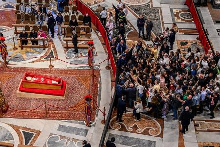 Andrang am Petersdom: Abertausende wollen sich vom Papst verabschieden