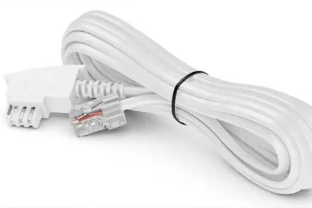 Deine Telefondose und Dein DSL-Router stehen weit voneinander entfernt? Kein Problem. Entfernungen von bis zu 20 Metern lassen sich mithilfe eines hinreichend langen Kabels überbrücken. Solche Kabel kosten rund 15 Euro.