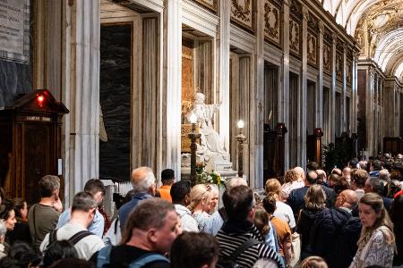 Zehntausende Besucher stehen am Grab von Papst Franziskus Schlange