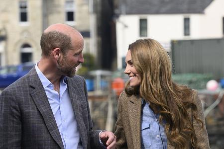 ...zog es die beiden Royals an ihrem 14. Hochzeitstag am Dienstag (29. April) wieder in den Norden des Vereinigten Königreichs, wo sie der Insel Mull einen offiziellen Besuch abstatteten.